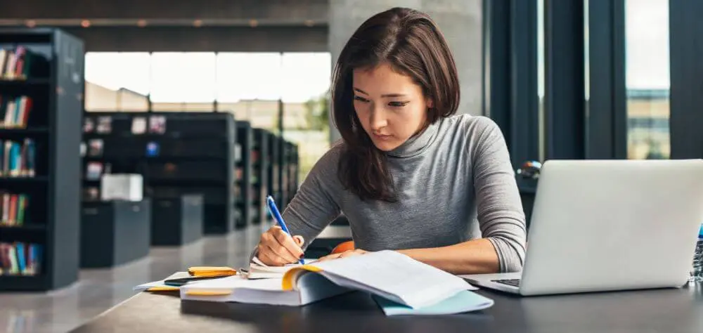 What degree do you need to be a DNA analyst?
