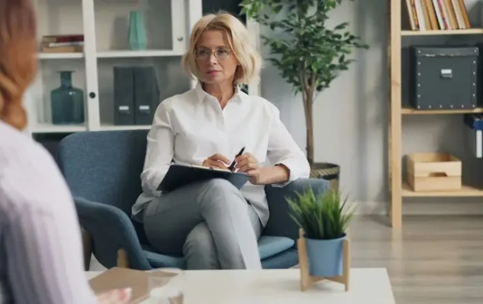 can you be a therapist with a social work degree