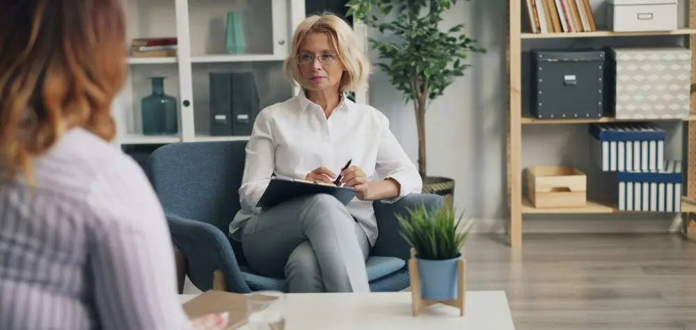 can you be a therapist with a social work degree